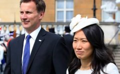 �й����°��˽�һ��? Ӣ�������⽻���״���������, �ͷ��˸���